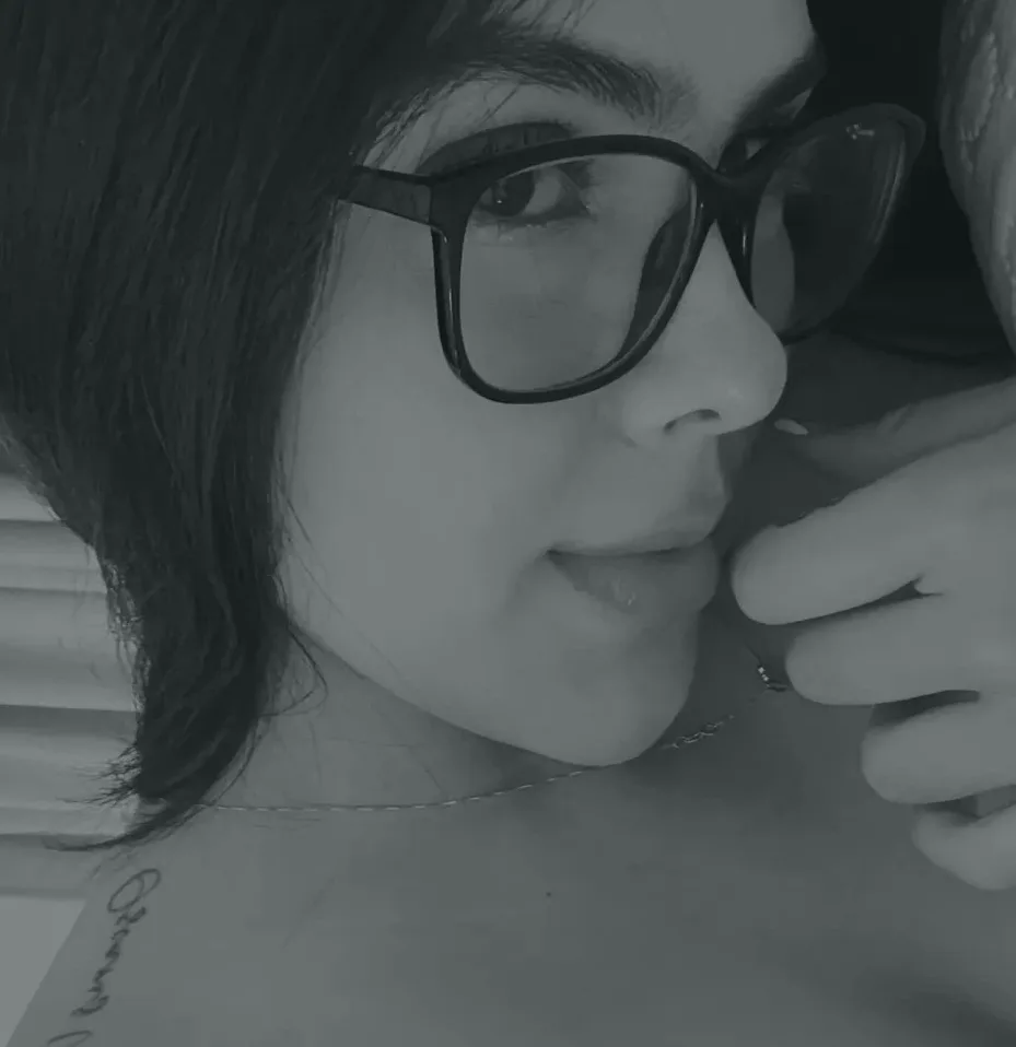 Csenge, 23