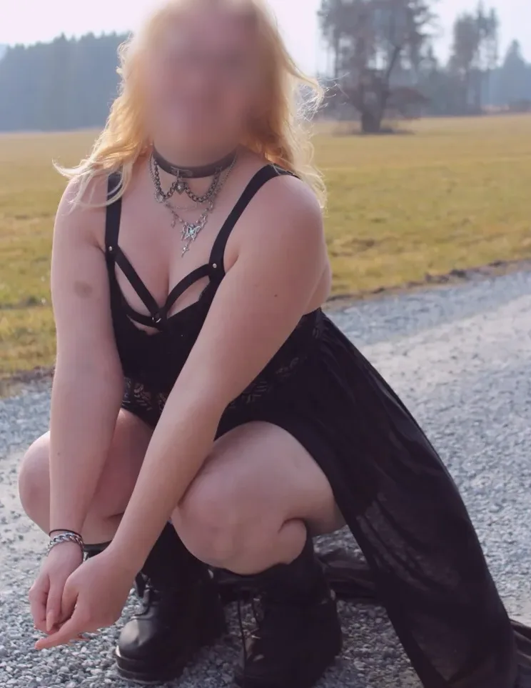 Nóra, 24
