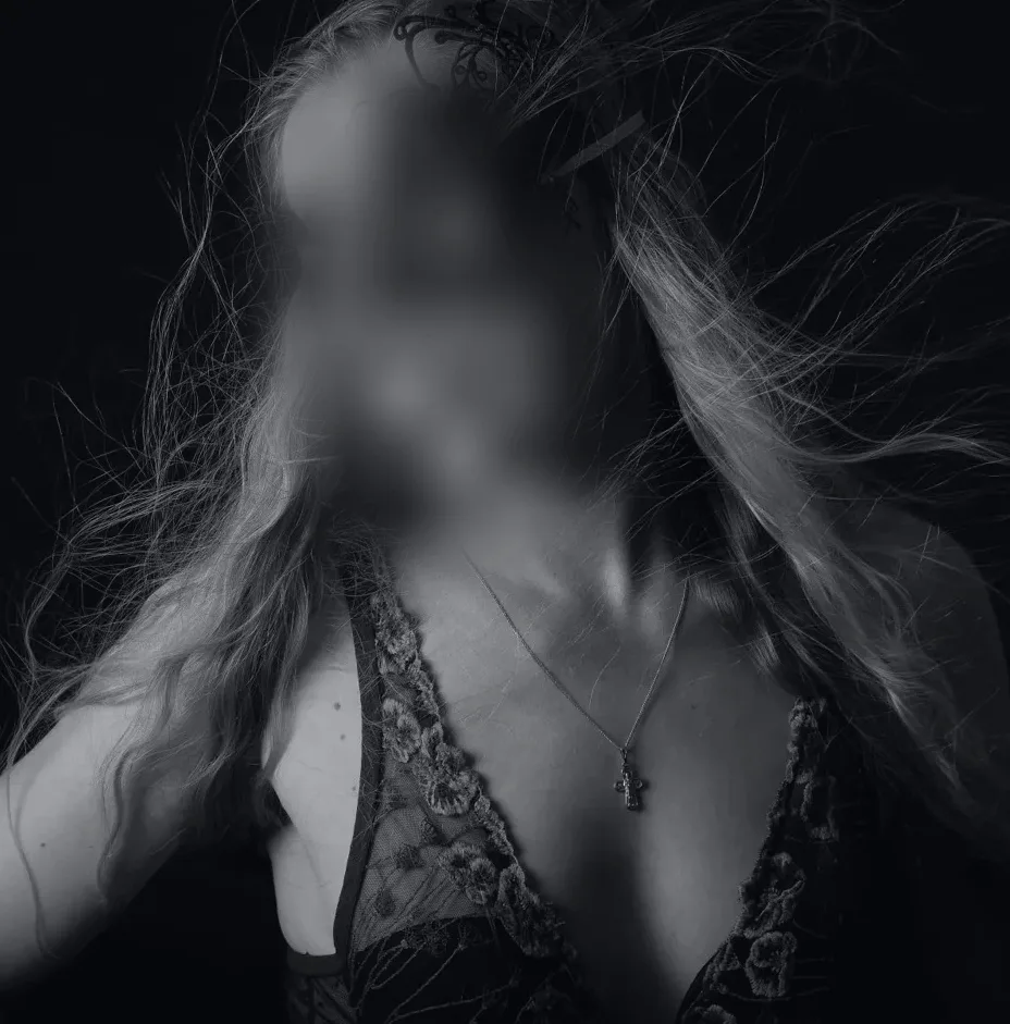 Zsanett, 34